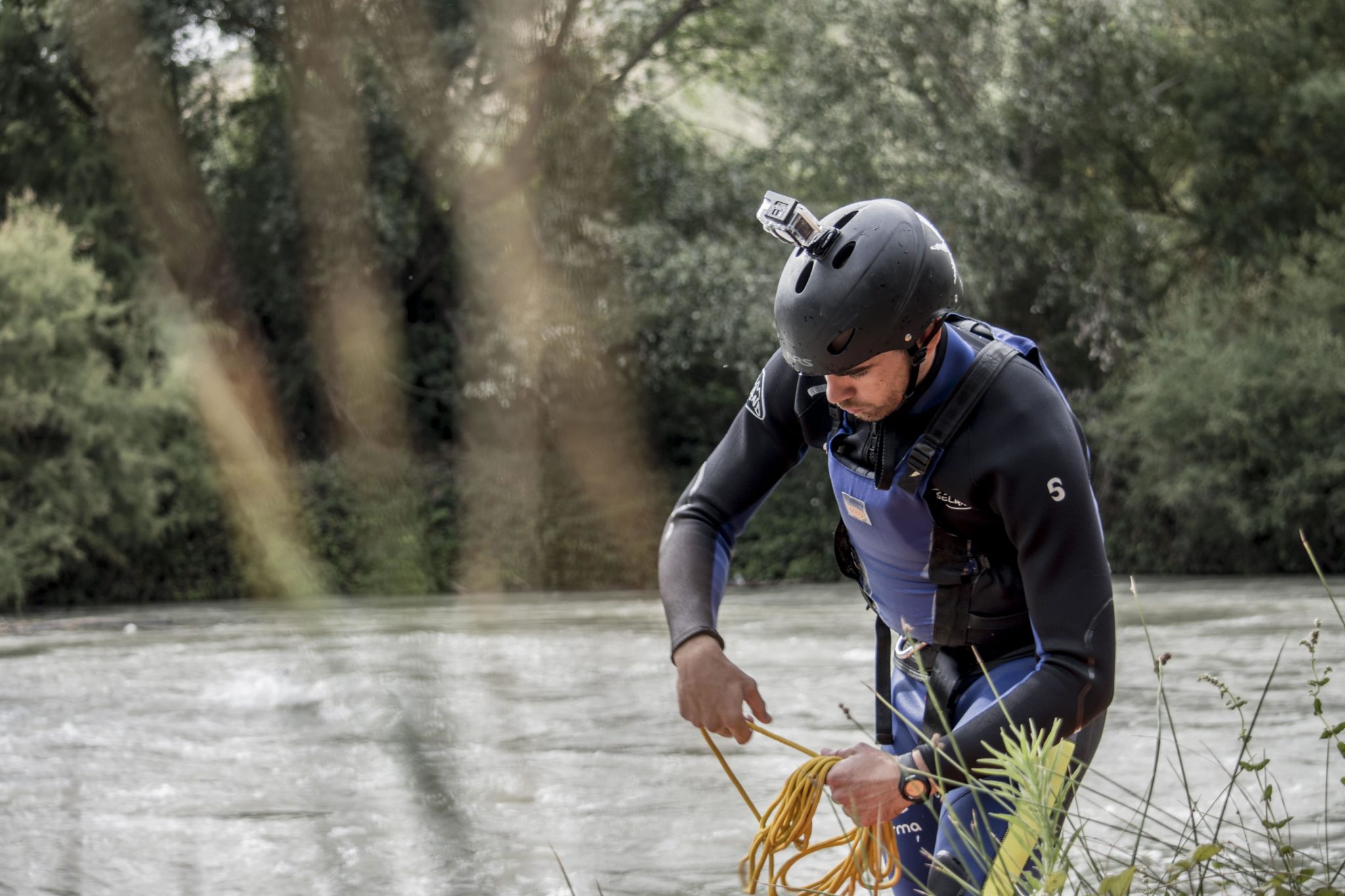 Persona realizando el curso de guía de rafting con certificación IRF