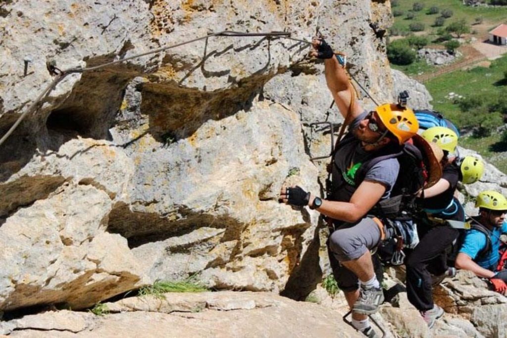 persona realizando una increible via ferrata en malaga