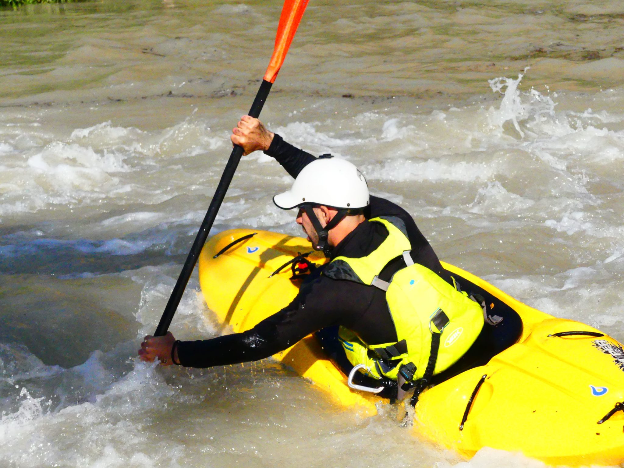 kayak de seguridad vigilando la actividad al aire libre